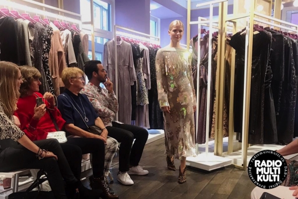 Interview mit Adrian Runhof bei der Er&ouml;ffnung und Modeshow in Z&uuml;rich